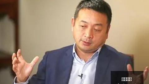 鲁多尼25年后英超主场胜利里程碑，进球致敬住院祖母的深情时刻